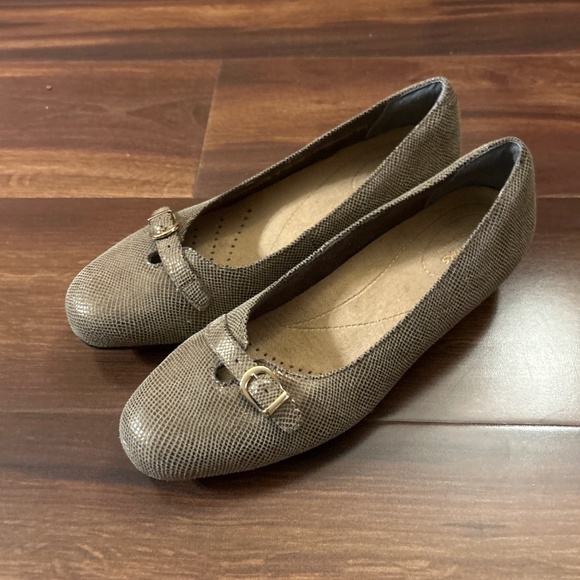 🌿SALE🌿CLARKS Comfort Shoes size 6M - Picture 2 of 8